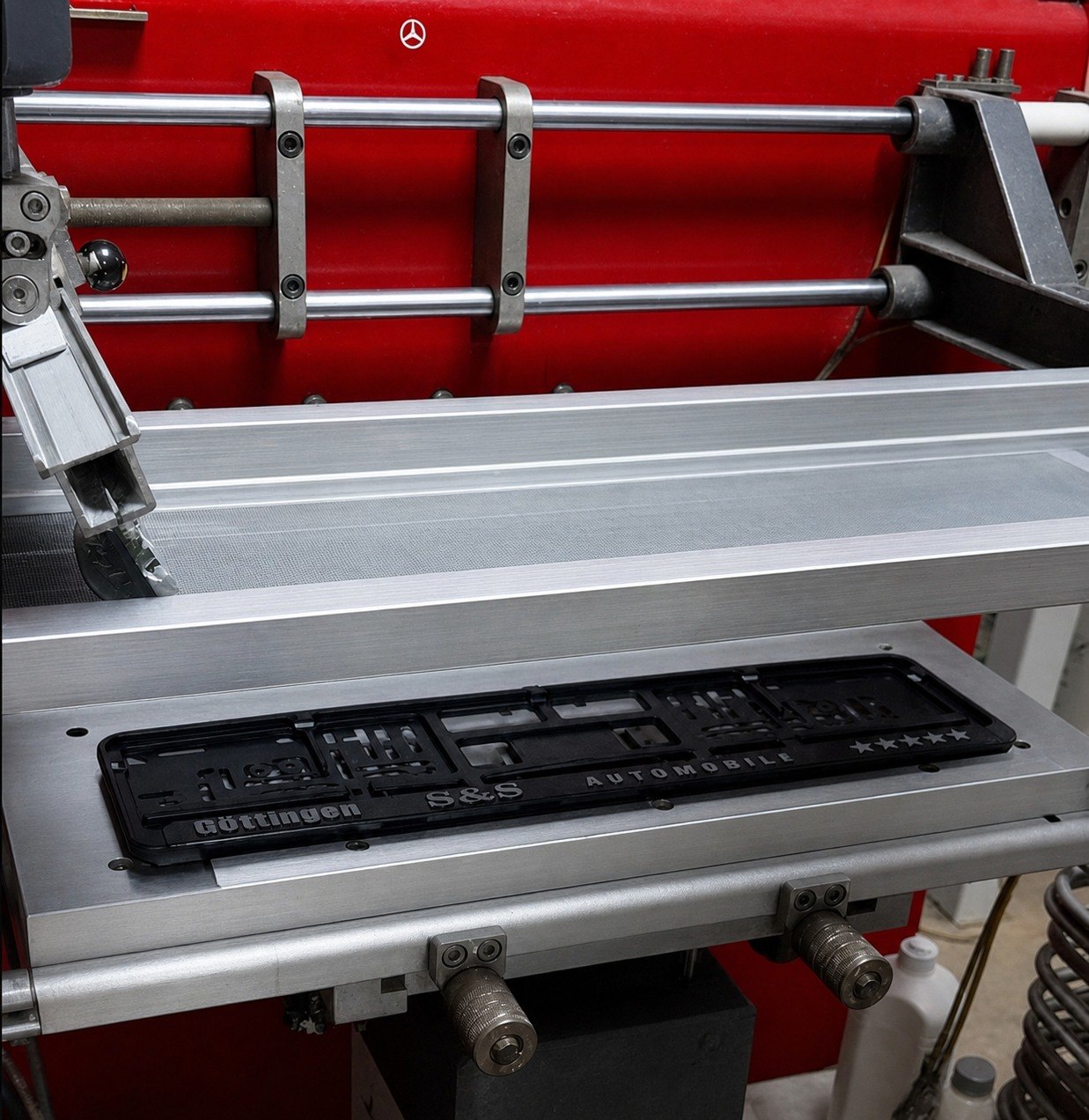 Siebdruck an der Druckmaschine bei GSB-PLAST