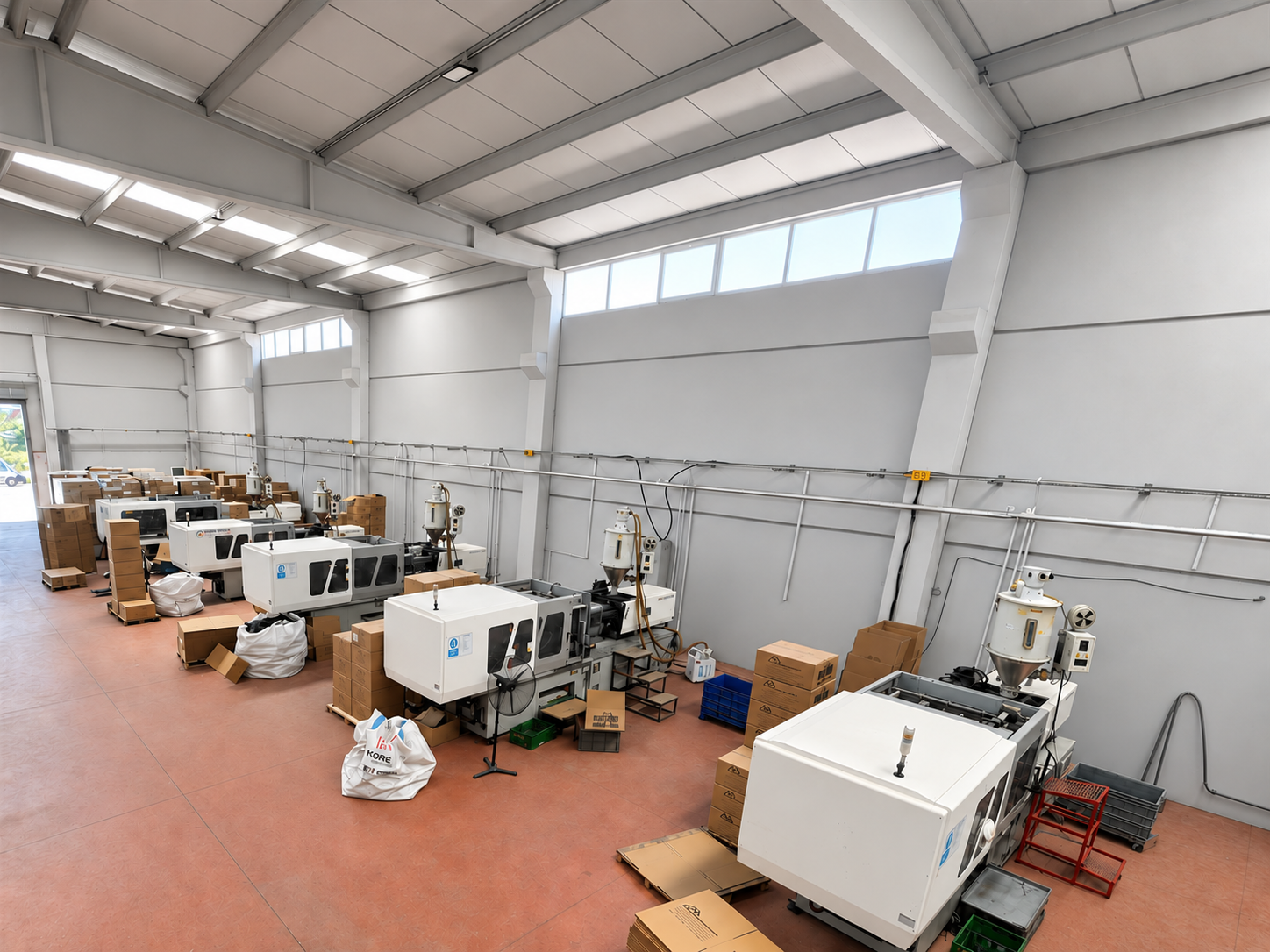 Produktionshalle von GSB-PLAST mit Spritzgussmaschinen und Referenzwand